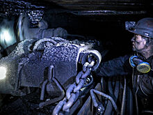 Украинские шахтеры стучат касками у офиса Зеленского