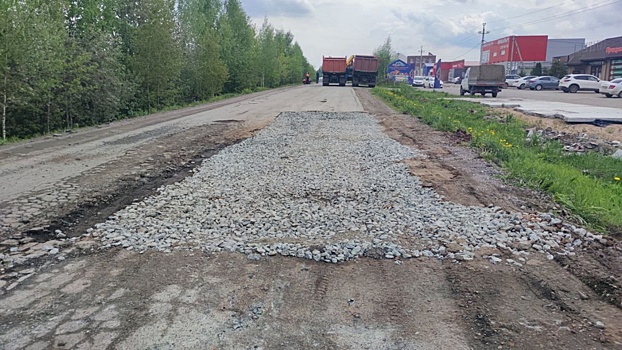 На дороге у села Старомихайловское вблизи Ижевска устраняют пучины