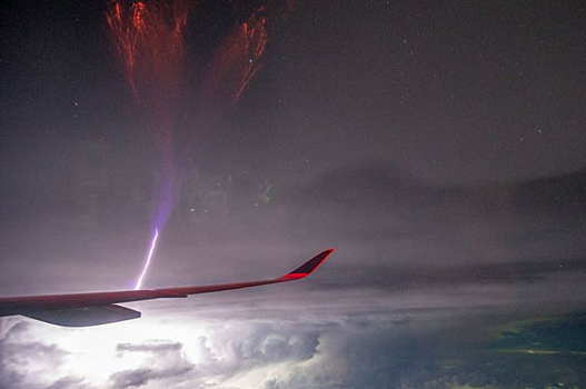 НАСА показало снимок редкой реактивной молнии