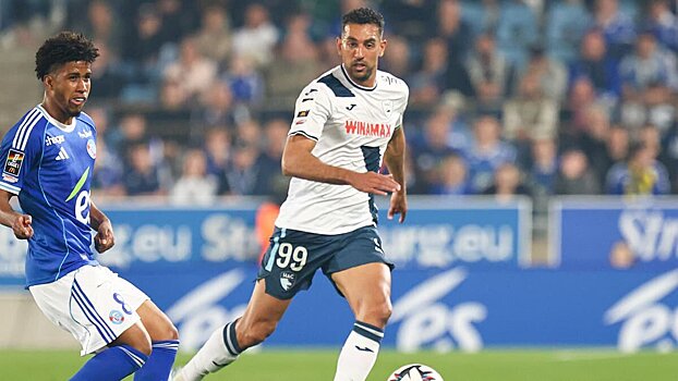 Форвард «Гавра» Кока заклеил логотип в поддержку борьбы с гомофобией на форме перед выходом на замену в матче со «Страсбуром»