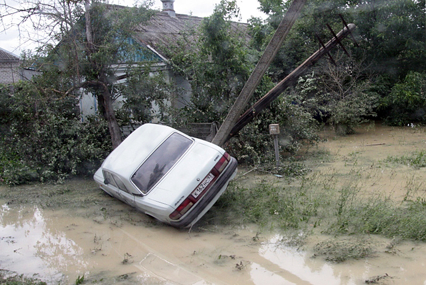 Снесенный в результате наводнения автомобиль в городе Крымск Краснодарского края