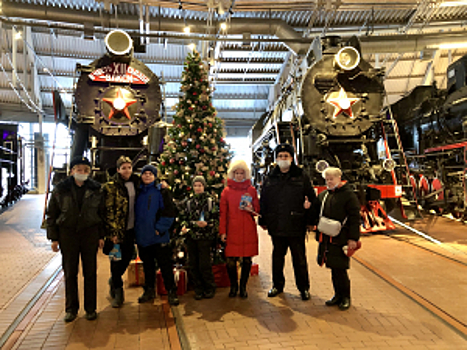 Сотрудники транспортной полиции Санкт-Петербурга поздравили ребят с Новым годом