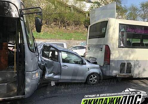 Необычное ДТП-«бутерброд» обсуждает весь Владивосток