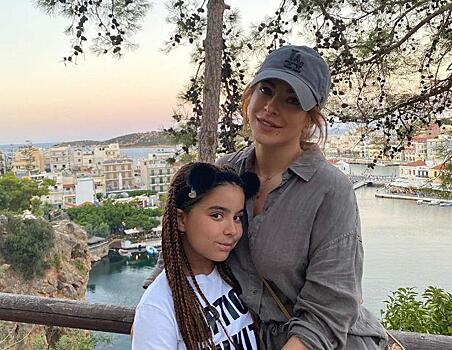 Обе в черном: Ани Лорак оделась в одном стиле с восьмилетней дочкой на отдыхе в Греции