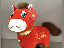 В Китае стала популярной бракованная плюшевая лошадка с перевернутой улыбкой