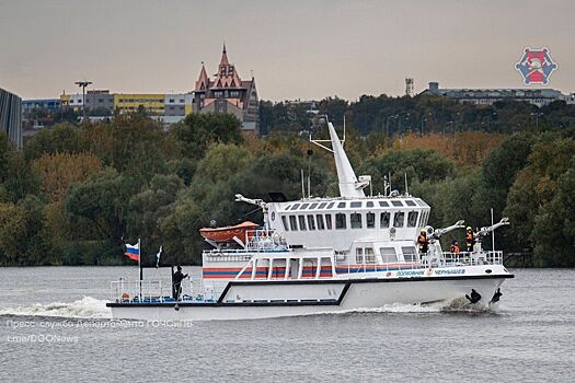 Оперативные службы провели учения по ликвидации последствий разлива нефтепродуктов на Москве-реке