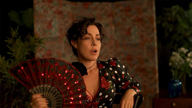 Мария Зайцева пляшет на столе в клипе «Живём! Поём! Танцуем!»