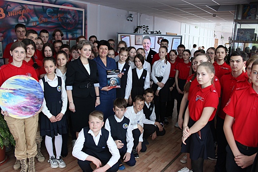 Курских школьников с Днем Космонавтики поздравила Елена Серова