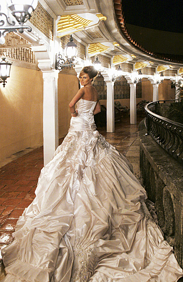 В 2005 году модель Мелания Кнаусс вышла замуж за Дональда Трампа в шикарном пышном платье. Цена оказалась вполне подходящей для этой парочки - $100 тысяч.