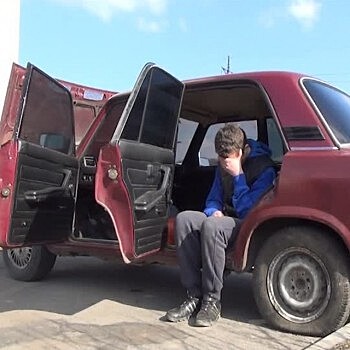 В Череповце полицейские обнаружили угнанную машину со спящим угонщиком