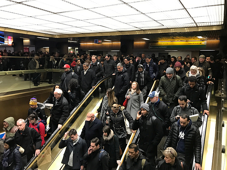 Эвакуация в метро после сообщения о взрыве