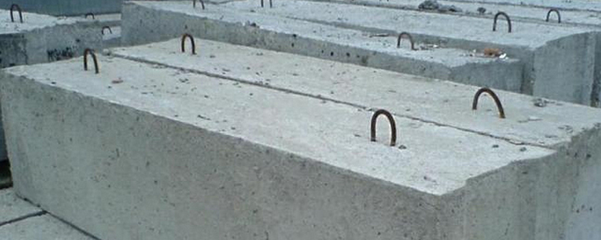 В Новосибирске рухнула стена из бетонных блоков