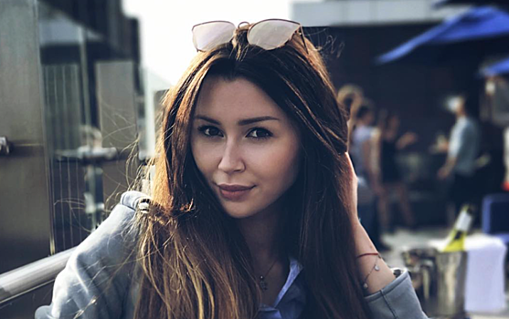 Как две капли воды! 21-летняя Анна Заворотнюк перекрасила волосы в темный и стала похожа на свою звездную маму