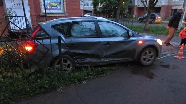 В Кирове столкнулись KIA Ceed и ВАЗ: четверо человек получили травмы