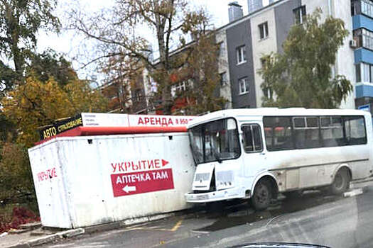 В Белгороде микроавтобус въехал в модульное укрытие, пострадали 4 человека