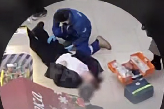 В Челябинске молодой человек упал со второго этажа в ТЦ