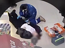 В Челябинске молодой человек упал со второго этажа в ТЦ