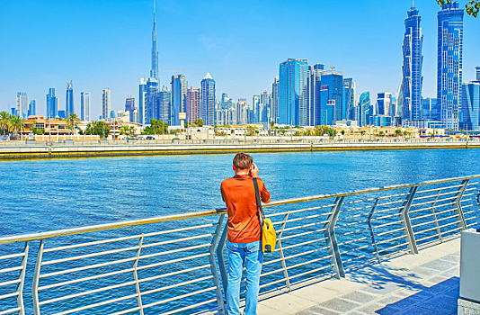 Росстат признал поездки в Дубай и на Черное море привычными расходами россиян