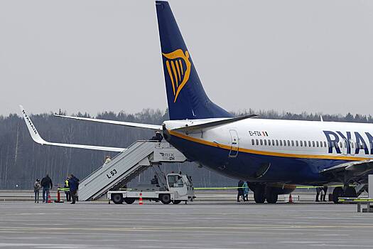 Пьяный бизнесмен стал «давать пять» пассажирам самолета и пошел под суд