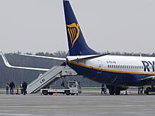 Пьяный бизнесмен стал «давать пять» пассажирам самолета и пошел под суд