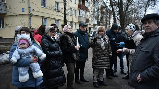 Спорные вопросы будущего благоустройства двора обсудили жители дома на ул. Галкинская, 74, в Вологде