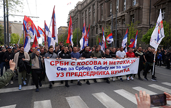Сторонники Вучича вышли на многотысячный митинг в Белграде