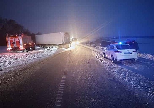 Автобус с 30 пассажирами слетел в кювет после ДТП в Искитимском районе 15 января