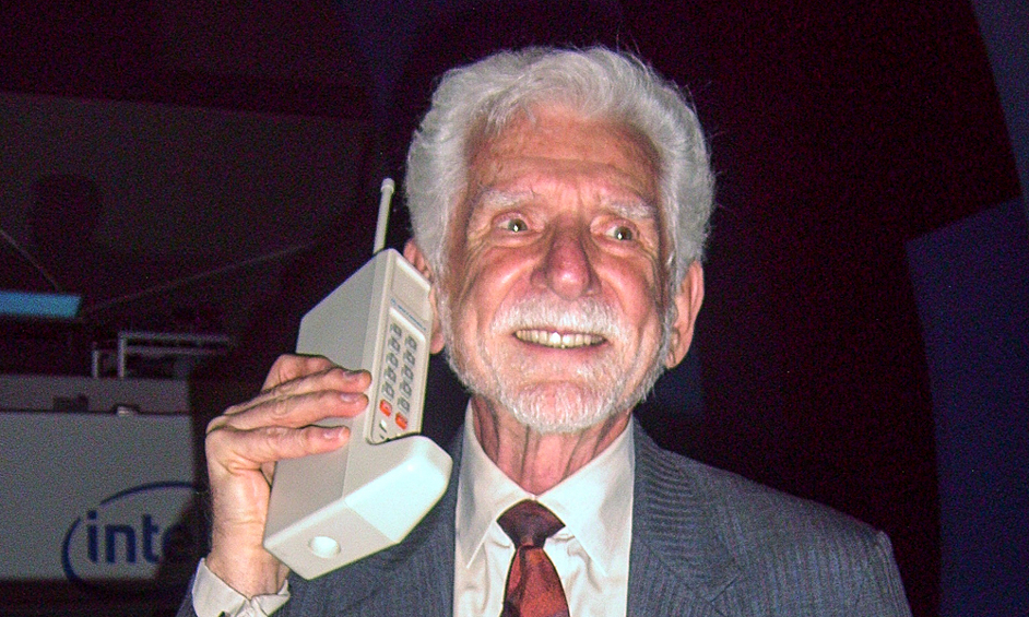 Доктор Мартин Купер с прототипом первого в мире сотового телефона DynaTac