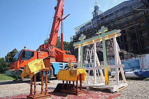 Освятили и установили кресты на купола Казанского храма усадьбы Чернышевых в Яропольце Волоколамского округа