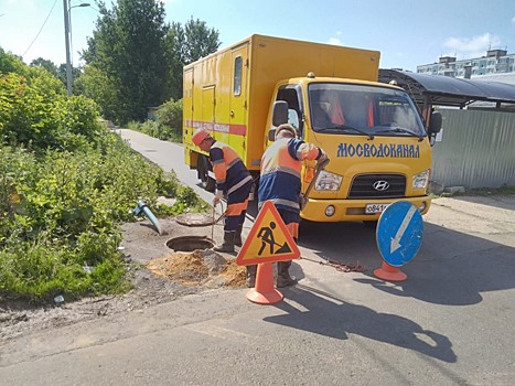 В Новоподрезкове чинят сбитую автомобилем водоразборную колонку