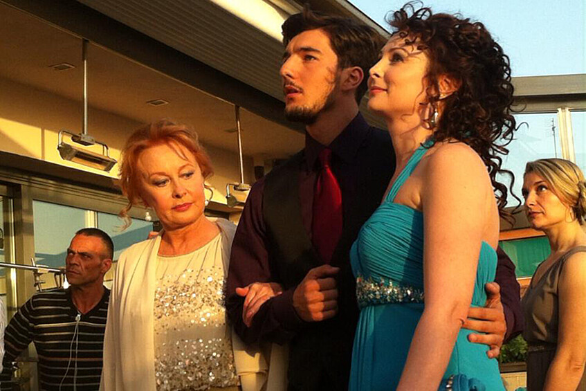 Актриса Лариса Удовиченко (слева) в роли мамы Оли в фильме «Любовь прет-а-порте», 2014 год