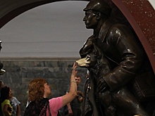 Дело «золотых» носов: реставраторы предложили запретить тереть памятники «на удачу»
