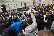 Толпа фанатов побежала за машиной Макгрегора по Москве