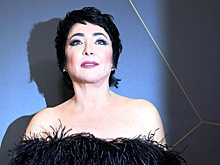 Лолита на отдыхе просила гостей отеля поцеловать себя в лоб