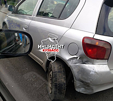 Автомобиль врезался в остановку в Кузбассе