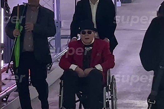 Слава Зайцев в инвалидном кресле попал на видео на Неделе моды в Москве