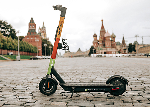 Арендные самокаты Woosh оснастят шлемами