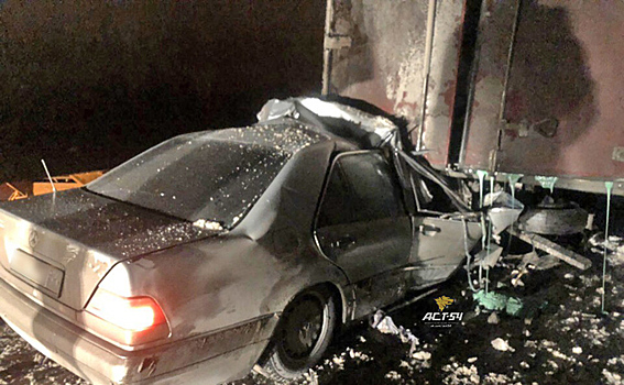 Mercedes-Benz влетел под фуру в Новосибирской области