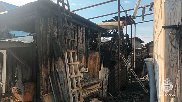 Огнеборцам удалось отстоять два частных жилых дома во время пожара в Можге
