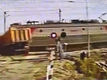 Под Казанью водитель в последний момент выскочил из попавшего по поезд грузовика