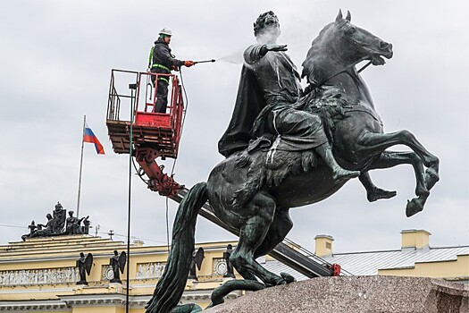 В Петербурге помоют более 100 памятников