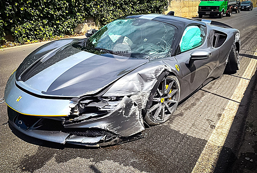 Быстрейший Ferrari разбили о бетонный забор