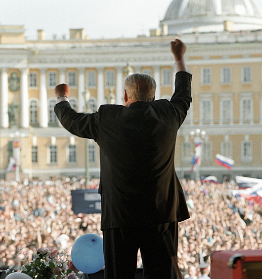 В 1990 году Борис Ельцин был избран председателем ВС РСФСР и 12 июля 1990 года подписал  Декларацию о государственном суверенитете РСФСР.  Через год он стал президентом России. 