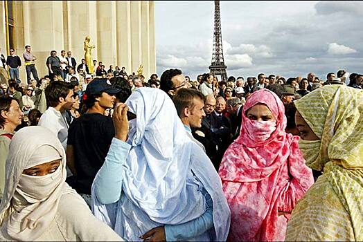 Больше половины опрошенных мусульман Франции оценили шариат выше законов