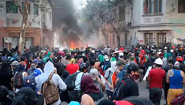 В чилийском Сантьяго протестующие напали на посольство Аргентины