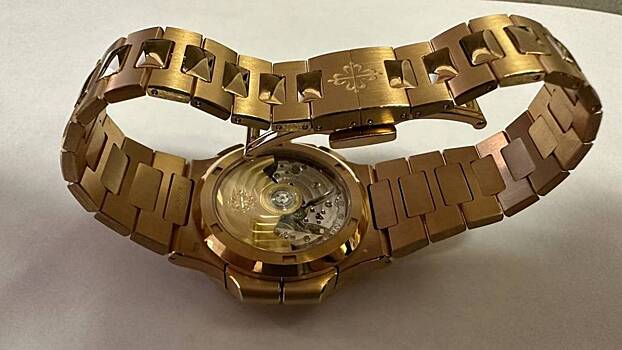 Столичные таможенники изъяли у пассажира часы за 19 миллионов рублей