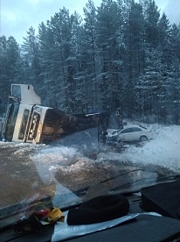 В Шарьинском районе фура и легковушка "улетели" в кювет