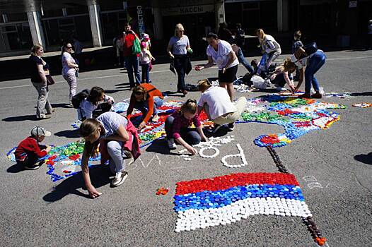 В ЮЗАО сделали макет России из разноцветных крышек