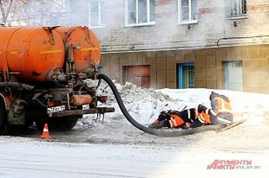 В Красноярске во время ремонта крыши хлынул огромный фонтан кипятка