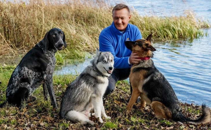 Курский губернатор опубликовал фото с своими собаками в честь Дня домашних питомцев